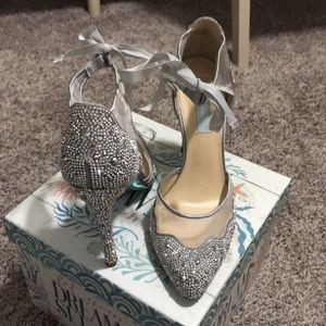 betsey johnson iris pump